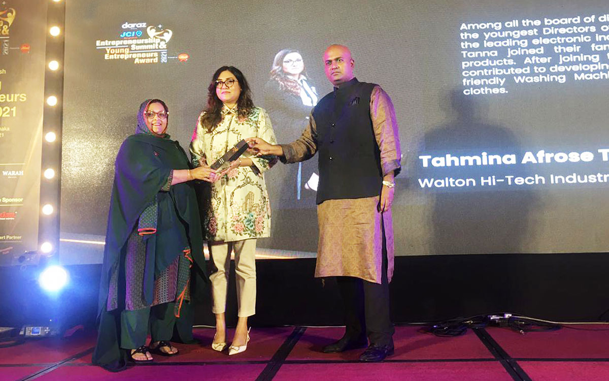 Walton Director Tahmina Afrose Tanna is receiving the JCI Bangladesh Young Entrepreneurs Award-2021